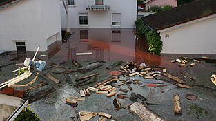 Von ihrem Badezimmer im ersten Stock blickte Sabine Groppler auf das ölverschmutzte Wasser im Hof der Nachbarn.