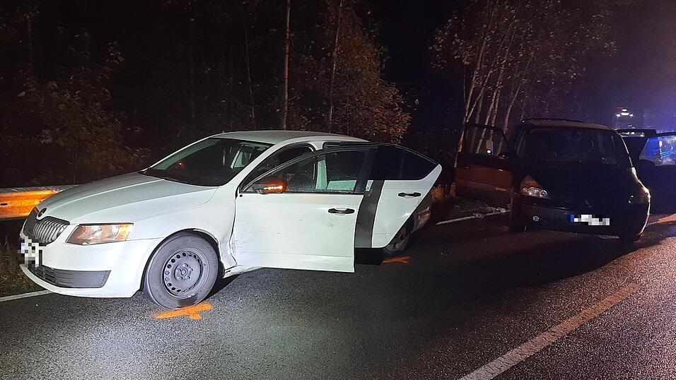 Die beiden Fahrzeuge nach dem Zusammenprall: Ein Fahrer konnte festgenommen werden, nach dem zweiten flüchtigen Schleuser wird noch gefahndet. Die beiden Fahrzeuge nach dem Zusammenprall: Ein Fahrer konnte festgenommen werden, nach dem zweiten flüchtigen Schleuser wird noch gefahndet.
