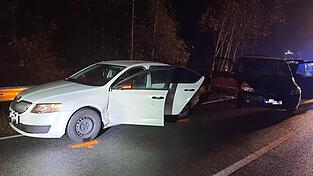 Die beiden Fahrzeuge nach dem Zusammenprall: Ein Fahrer konnte festgenommen werden, nach dem zweiten fl&uuml;chtigen Schleuser wird noch gefahndet.&nbsp;