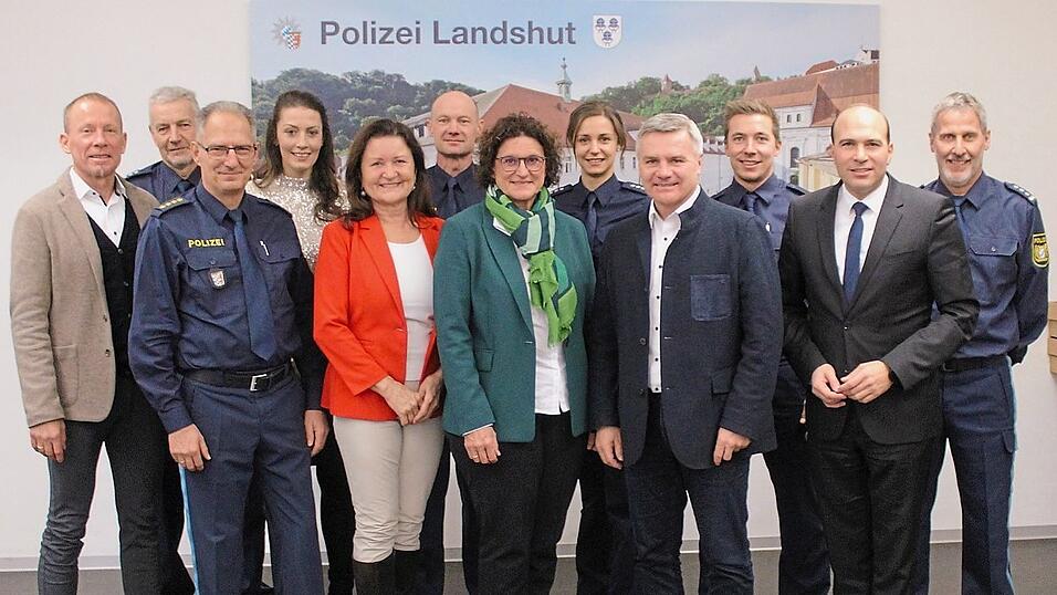 Landrat Peter Dreier (4.v.r.) und die Mandatsträger dankten den Polizeibeamten um Inspektionsleiter Robert Weber (3.v.l.) für ihren Einsatz für die Bevölkerung der Region Landshut im Jahr 2023.