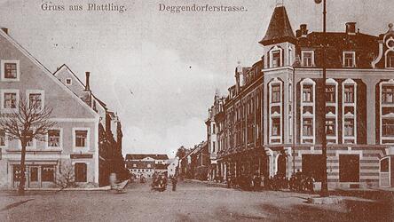 1905: In das Gebäude links wurde später die Sparkasse gebaut. 1905: In das Gebäude links wurde später die Sparkasse gebaut.