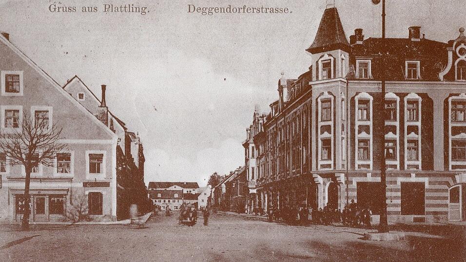 1905: In das Gebäude links wurde später die Sparkasse gebaut. 1905: In das Gebäude links wurde später die Sparkasse gebaut.