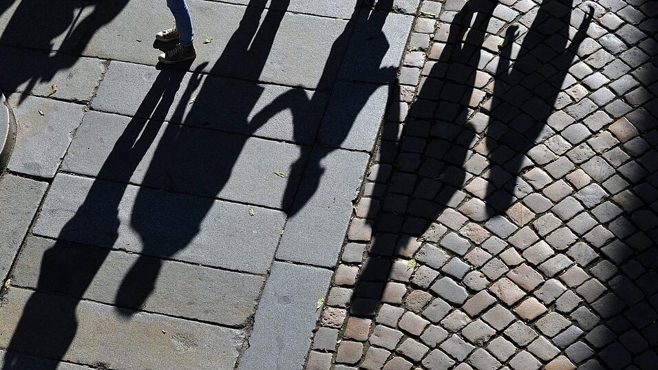 In den Großstädten stellen junge Erwachsene im Alter zwischen 25 und 34 Jahren die größte Altersgruppe, außerhalb der Großstädte sind es die in den 1950er und 1960er Jahren geborenen Babyboomer. (Symbolbild) In den Großstädten stellen junge Erwachsene im Alter zwischen 25 und 34 Jahren die größte Altersgruppe, außerhalb der Großstädte sind es die in den 1950er und 1960er Jahren geborenen Babyboomer. (Symbolbild)
