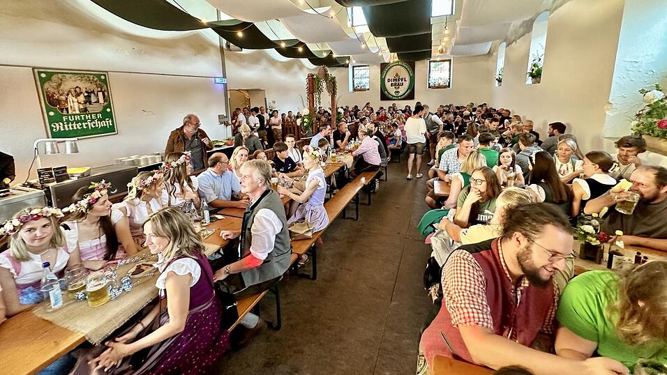 Nach 2015 war die Dimpfl-Brauereihalle zum zweiten Mal Ort der Spielscharparty. Viele Akteure vor und hinter der Bühne feierten bis weit in die Nacht hinein. Nach 2015 war die Dimpfl-Brauereihalle zum zweiten Mal Ort der Spielscharparty. Viele Akteure vor und hinter der Bühne feierten bis weit in die Nacht hinein.