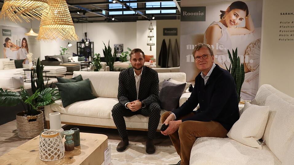 'Wir wollen nicht 20 000 Quadratmeter Langeweile bieten, sondern 20 000 Quadratmeter Inspiration.' Das gibt Unternehmensleiter Helmut Hagner (rechts) als Ziel vor. Mit Sebastian Sprödhuber, bei Frey für die Kommunikation zuständig, lässt es sich auf einem Sofa nieder.