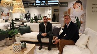 'Wir wollen nicht 20 000 Quadratmeter Langeweile bieten, sondern 20 000 Quadratmeter Inspiration.' Das gibt Unternehmensleiter Helmut Hagner (rechts) als Ziel vor. Mit Sebastian Sprödhuber, bei Frey für die Kommunikation zuständig, lässt es sich auf einem Sofa nieder.