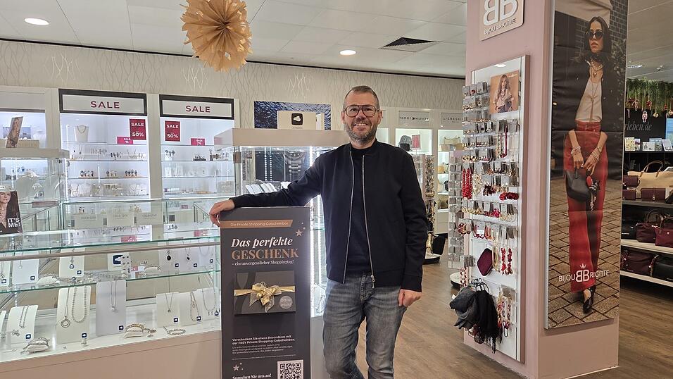 Statt Kleider, Jacken oder Anz&uuml;ge erfreuen sich im Modehaus Frey im Dezember vor allem Schmuck und Gutscheine gro&szlig;er Beliebtheit.