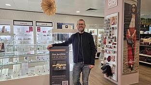 Statt Kleider, Jacken oder Anz&uuml;ge erfreuen sich im Modehaus Frey im Dezember vor allem Schmuck und Gutscheine gro&szlig;er Beliebtheit.