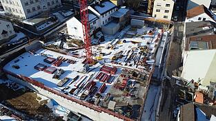 Ein Blick auf die Parkhausbaustelle in Bad K&ouml;tztings Innenstadt: Seit Montag laufen die Arbeiten wieder. Bis Ende M&auml;rz/Anfang April sollen die Betonarbeiten abgeschlossen sein.