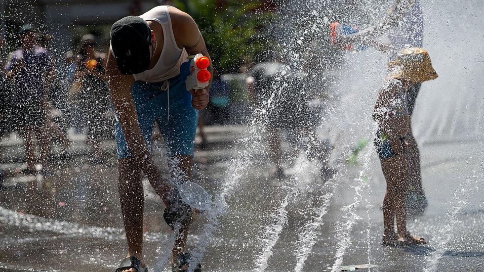 Die Aktion fand im gro&szlig;en Brunnen auf dem Karlsplatz in M&uuml;nchen statt.