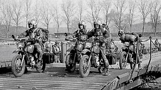 Den schweren Panzern folgten die Melder auf ihren Motorrädern. Den schweren Panzern folgten die Melder auf ihren Motorrädern.