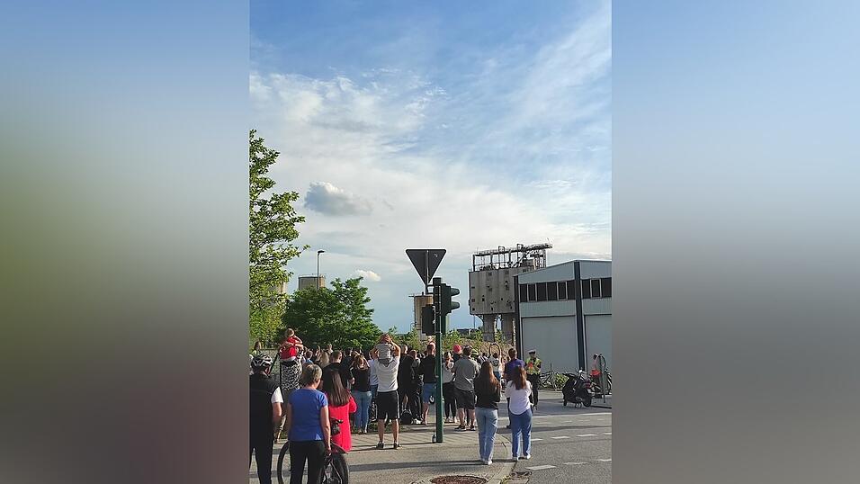 Rumms! Nachdem die Sprengladungen gez&uuml;ndet wurden, legte sich das alte Geb&auml;ude um und erzeugte eine gro&szlig;e Staubwolke.