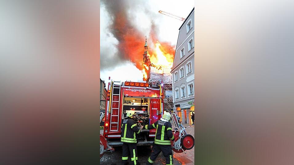 Dem ersten Feuerwehrfahrzeug folgten etliche: alles von der Freiwilligen Feuerwehr aus Straubing und viel Unterst&uuml;tzung aus dem Landkreis.