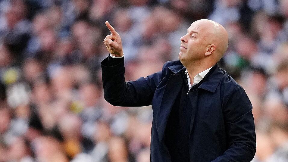 Trainer Arne Slot muss mit Liverpool weiter auf seinen ersten Titel warten.