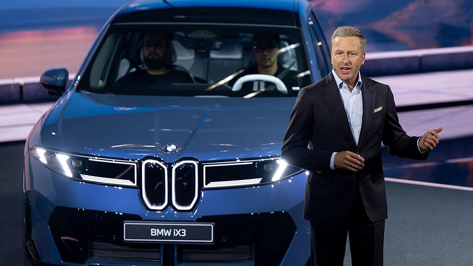 BMW-Chef Oliver Zipse und der neue iX3. Die Bestellungen für das erste Modell der neuen Klasse sind laut BMW gut. (Archivbild) BMW-Chef Oliver Zipse und der neue iX3. Die Bestellungen für das erste Modell der neuen Klasse sind laut BMW gut. (Archivbild)
