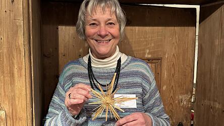 Die Landauerin Petra S&ouml;ltl beherrscht die handwerkliche Kunst des Grassternebindens.