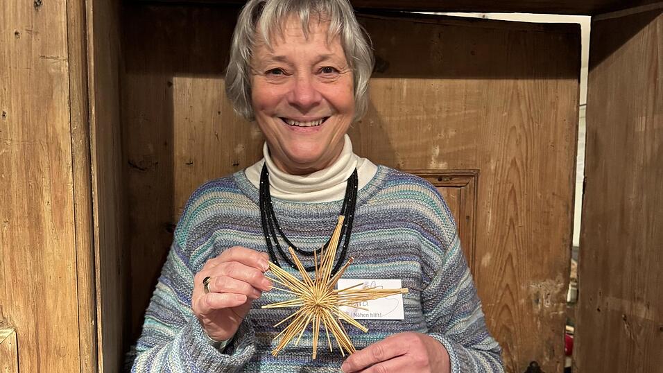 Die Landauerin Petra S&ouml;ltl beherrscht die handwerkliche Kunst des Grassternebindens.