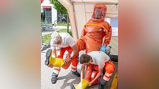 Die Feuerwehr Panzing besuchte den Tag der offenen Tür mit zahlreichen Mitgliedern. Ein Mitglied wagte dabei an der Station der Schnelleinsatzgruppe CBRN/E den Selbstversuch und testete einen belüfteten Schutzanzug. Die Feuerwehr Panzing besuchte den Tag der offenen Tür mit zahlreichen Mitgliedern. Ein Mitglied wagte dabei an der Station der Schnelleinsatzgruppe CBRN/E den Selbstversuch und testete einen belüfteten Schutzanzug.