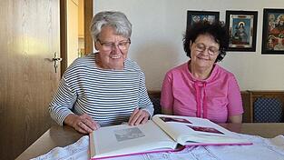 Seiten voll schöner Erinnerungen: Apollonia Englmeier und Tochter Christine Weindl blättern ein Fotoalbum mit Pfingstfotos durch. Seiten voll schöner Erinnerungen: Apollonia Englmeier und Tochter Christine Weindl blättern ein Fotoalbum mit Pfingstfotos durch.
