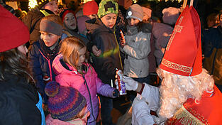 Der Nikolaus besuchte den Markt.