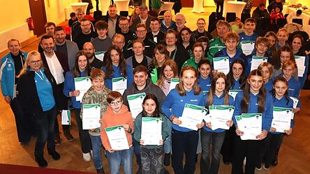 Die geehrten Sportler der Stadt Bad K&ouml;tzting mit B&uuml;rgermeister Markus Hofmann und Sportreferent Rudi Hofmann