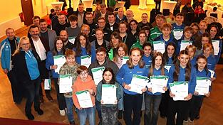 Die geehrten Sportler der Stadt Bad K&ouml;tzting mit B&uuml;rgermeister Markus Hofmann und Sportreferent Rudi Hofmann