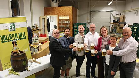 Bei der offiziellen Bierprobe im Abholmarkt auf dem Viechtacher Brauereigel&auml;nde: Rainer Wagner und Brauergeselle Lukas Platzer (Hofmark), Festwirt Andreas Widmann, B&uuml;rgermeister Hans Greil, Katalina Kemenyfy (Gesellschaftsbrauerei) und die B&uuml;rgermeisterstellvertreter Christine Hagengruber und Hans W&uuml;hr.