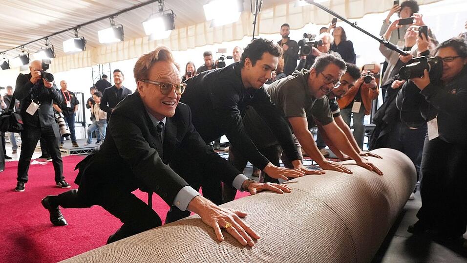 Conan O’Brien packt selbst mit an.