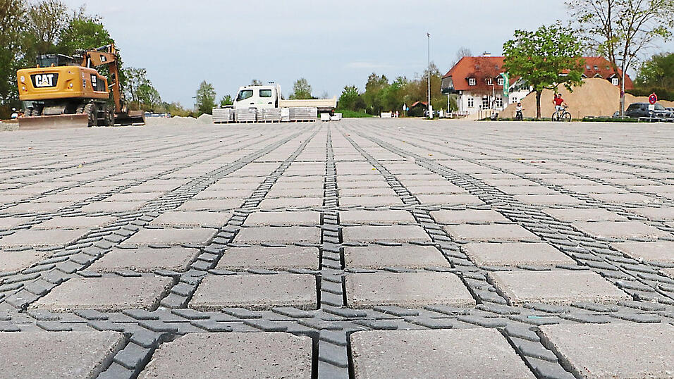 Sickerfähriges Recycling-Kunstoffpflaster bedeckt nun den Festplatz.
