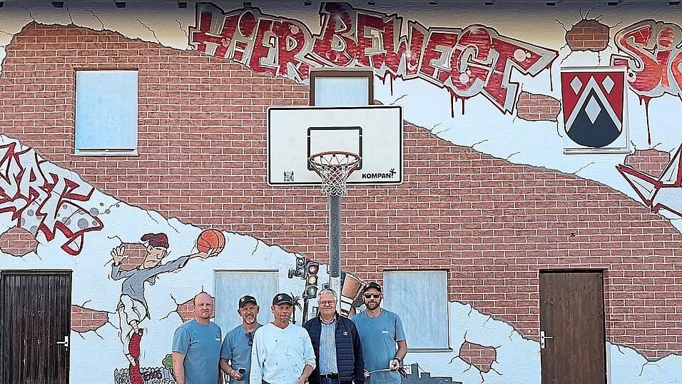 Michael Maurer, Stephan Falkenberg, Thomas Keifert, Bürgermeister Gerhard Zeitler und Günther Meyer (v. l.) begutachten die neue Wand. Michael Maurer, Stephan Falkenberg, Thomas Keifert, Bürgermeister Gerhard Zeitler und Günther Meyer (v. l.) begutachten die neue Wand.