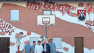 Michael Maurer, Stephan Falkenberg, Thomas Keifert, B&uuml;rgermeister Gerhard Zeitler und G&uuml;nther Meyer (v. l.) begutachten die neue Wand.