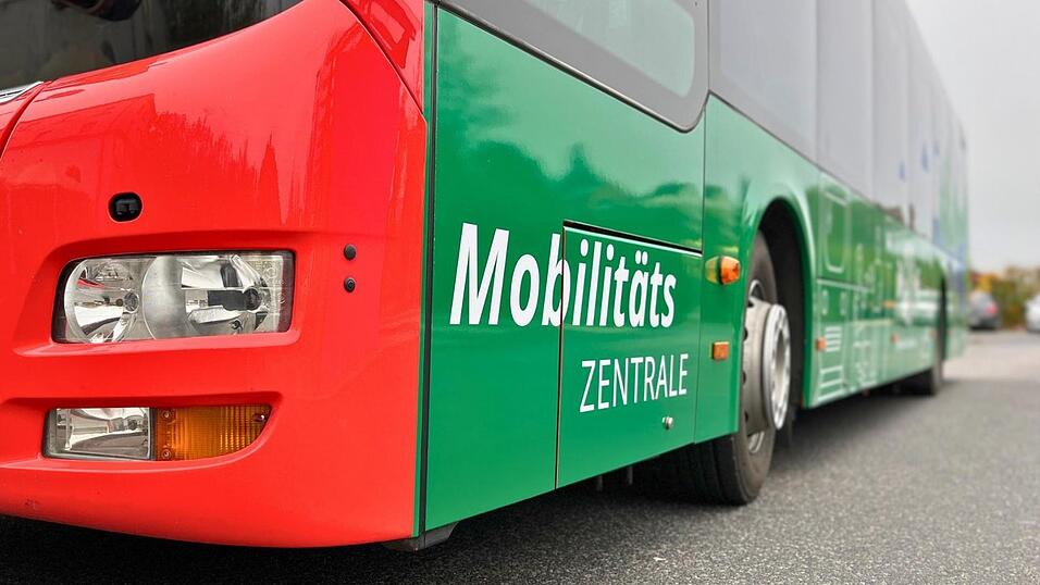 Die Länderbahn hat in Abstimmung mit der Mobilitätszentrale des Landkreises Cham und der Landesgartenschau GmbH einen barrierefreien Schienenersatzverkehr mit zusätzlichen Expressbussen angekündigt, um eine bestmögliche Verbindung zur Landesgartenschau nach Furth im Wald im Zeitraum der Streckensperrung zwischen Regensburg und Schwandorf sicherzustellen. Die Länderbahn hat in Abstimmung mit der Mobilitätszentrale des Landkreises Cham und der Landesgartenschau GmbH einen barrierefreien Schienenersatzverkehr mit zusätzlichen Expressbussen angekündigt, um eine bestmögliche Verbindung zur Landesgartenschau nach Furth im Wald im Zeitraum der Streckensperrung zwischen Regensburg und Schwandorf sicherzustellen.