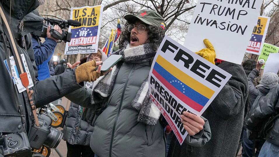 Vor dem Gerichtsgeb&auml;ude solidarisierten sich viele Unterst&uuml;tzer mit Maduro.