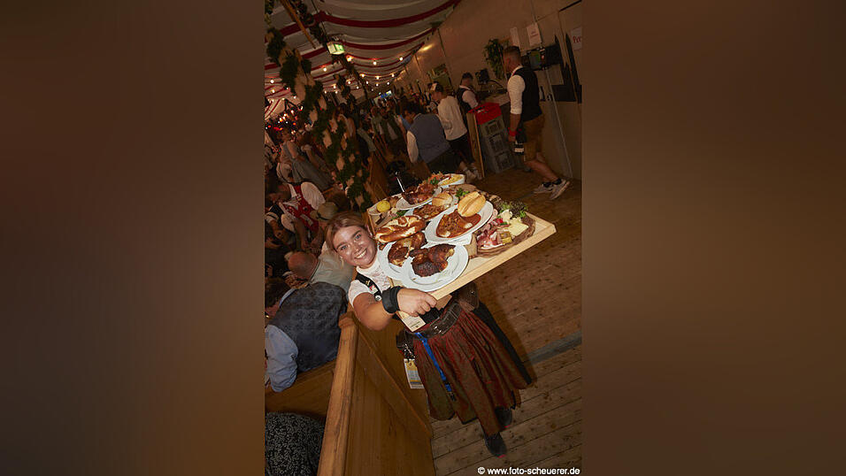 Die Partybilder vom Freitag, 7. August, aus dem Festzelt Lechner. Die Partybilder vom Freitag, 7. August, aus dem Festzelt Lechner.