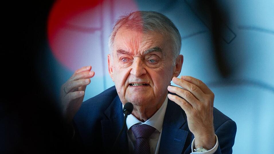 NRW-Innenminister Herbert Reul (CDU) liegt nach einem Sturz im Krankenhaus (Archivbild) NRW-Innenminister Herbert Reul (CDU) liegt nach einem Sturz im Krankenhaus (Archivbild)