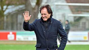 'Uns fehlt leider der dauerhafte Flow', beschreibt Heribert Ketterl die Situation beim TSV Bogen, den er aktuell - zum zweiten Mal - trainiert. Um die Bogener wieder mindestens zum direkten Klassenerhalt in der Landesliga zu führen, dürfte nicht zuletzt auch wieder das pädagogische Können des Schulamtsdirektors gefragt sein. 'Uns fehlt leider der dauerhafte Flow', beschreibt Heribert Ketterl die Situation beim TSV Bogen, den er aktuell - zum zweiten Mal - trainiert. Um die Bogener wieder mindestens zum direkten Klassenerhalt in der Landesliga zu führen, dürfte nicht zuletzt auch wieder das pädagogische Können des Schulamtsdirektors gefragt sein.