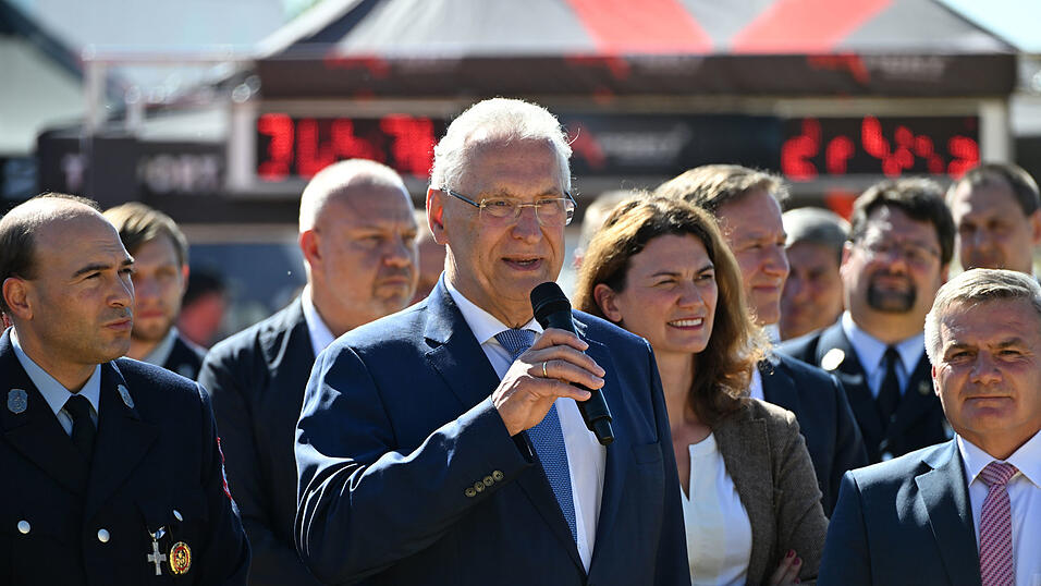 Innenminister Joachim Herrmann ging auf die Herausforderungen für die Feuerwehren im Bereich des Zivil- und Katastrophenschutzes ein.