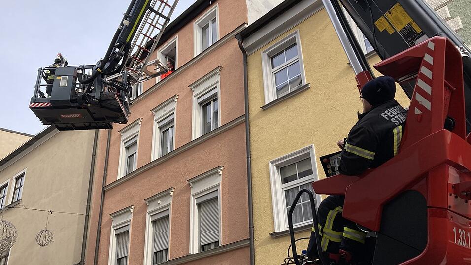 Mit der Drehleiter wurde die Person aus der Wohnung geholt. Mit der Drehleiter wurde die Person aus der Wohnung geholt.