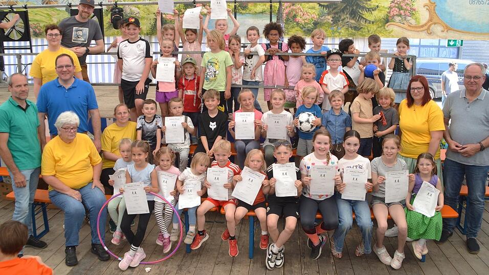 Die Teilnehmer des Kinderlaufes freuten sich &uuml;ber ihre Urkunden und Pr&auml;sente.