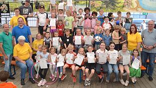 Die Teilnehmer des Kinderlaufes freuten sich über ihre Urkunden und Präsente. Die Teilnehmer des Kinderlaufes freuten sich über ihre Urkunden und Präsente.