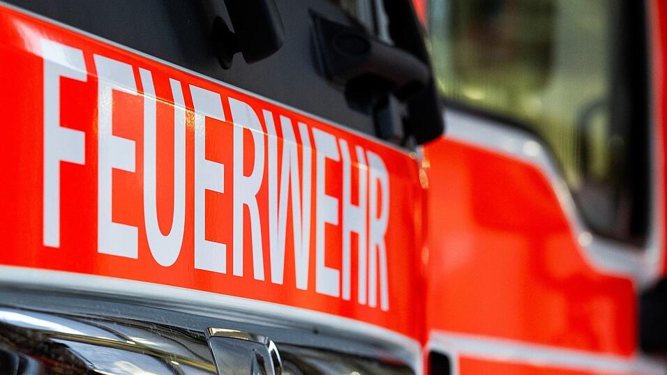 Rund 200 Einsatzkräfte bekämpfen den Brand auf einem Bauernhof im oberbayerischen Gmund am Tegernsee. (Symbolbild) Rund 200 Einsatzkräfte bekämpfen den Brand auf einem Bauernhof im oberbayerischen Gmund am Tegernsee. (Symbolbild)