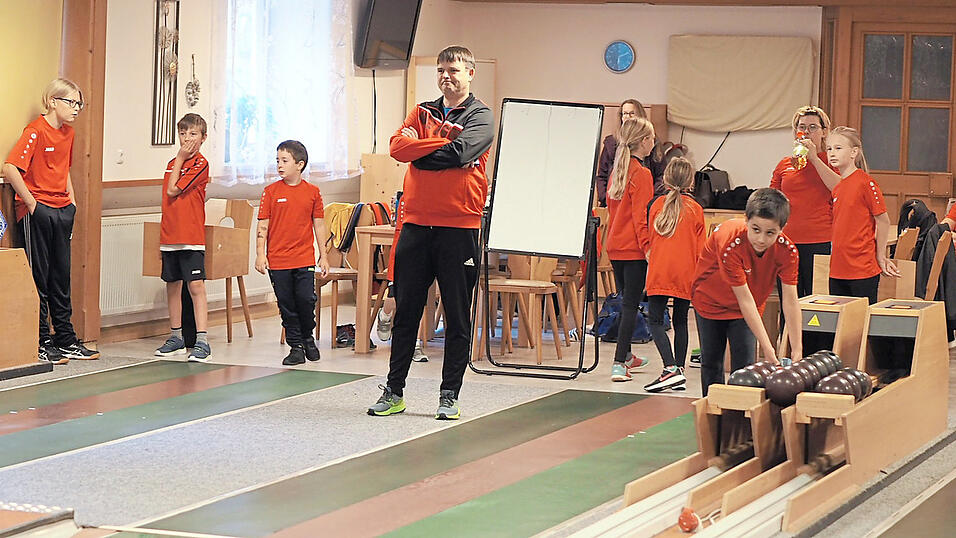 Dass sich die Arbeit von Martin Gahr, 1. Vorsitzender und Trainer (Mitte), und seinem Team sowohl bei der Mitgliederwerbung als auch auf der Kegelbahn lohnt, zeigt sich beim wöchentlichen Training.
