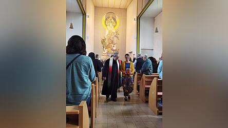 Abgang: Pfarrer Uwe Biedermann und seine Frau Colienne Van Innis verlassen die Pauluskirche in Schierling mit einem gro&szlig;en Glas Bowle.