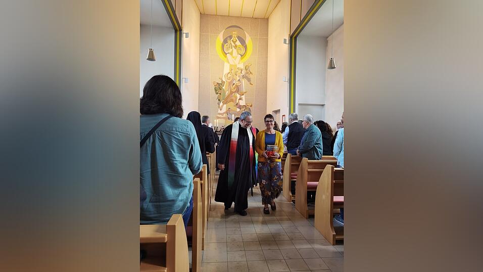 Abgang: Pfarrer Uwe Biedermann und seine Frau Colienne Van Innis verlassen die Pauluskirche in Schierling mit einem gro&szlig;en Glas Bowle.