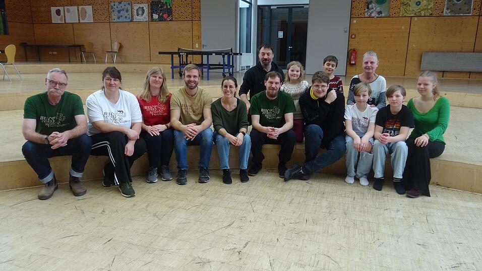 Teilnehmer an der ersten Probe des Festspielvereins Neunußberg in der Aula der Realschule Viechtach. Von links sitzend die Verantwortlichen: 1. Vorsitzender Holger Enge, 2. Vorsitzende Manuela Sterr, Schriftführerin Natalie Schmitzer. Regie führt Stefan Schmitzer. Teilnehmer an der ersten Probe des Festspielvereins Neunußberg in der Aula der Realschule Viechtach. Von links sitzend die Verantwortlichen: 1. Vorsitzender Holger Enge, 2. Vorsitzende Manuela Sterr, Schriftführerin Natalie Schmitzer. Regie führt Stefan Schmitzer.