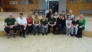 Teilnehmer an der ersten Probe des Festspielvereins Neunu&szlig;berg in der Aula der Realschule Viechtach. Von links sitzend die Verantwortlichen: 1. Vorsitzender Holger Enge, 2. Vorsitzende Manuela Sterr, Schriftf&uuml;hrerin Natalie Schmitzer. Regie f&uuml;hrt Stefan Schmitzer.