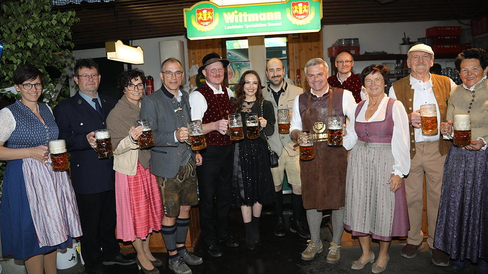 Auf ein gutes Gelingen des 56. Hinterskirchener Volksfestes stie&szlig;en Schirmherr Landrat a.D. Peter Dreier, die Brauereifamilie Kell und B&uuml;rgermeister Anton Maier zusammen mit der Wirtsfamilie Rampl an.