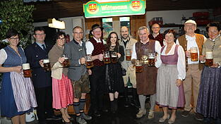 Auf ein gutes Gelingen des 56. Hinterskirchener Volksfestes stie&szlig;en Schirmherr Landrat a.D. Peter Dreier, die Brauereifamilie Kell und B&uuml;rgermeister Anton Maier zusammen mit der Wirtsfamilie Rampl an.