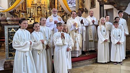 Eine stattliche Ministrantenschar diente beim Festgottesdienst, den Pfarrer Josef Gallmeier (Mitte) zusammen mit Festprediger Pater Benedikt Leitmayer, Pfarrer Lawrence Michael (Krummennaab) und Pfarradministrator Stefan Brunner.