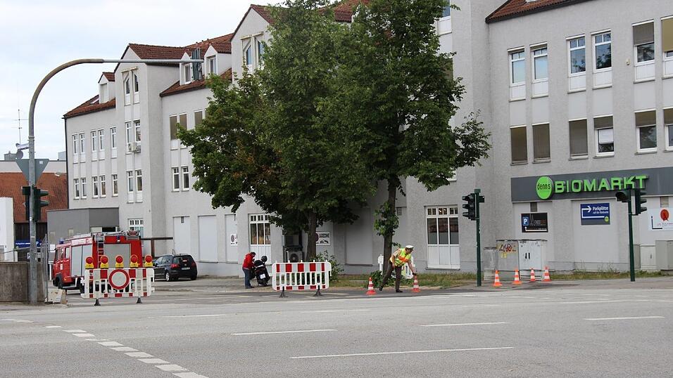 Straßensperre an Ecke Friedrich-Fend-Straße/Kumpfmühler-Straße, wo auch das Dörnberg-Baugebiet, auf dem die Fliegerbombe gefunden wurde, beginnt.
